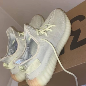 Yeezy 350 butter  - Strl 42 2/3 Yeezy 350 butter 
