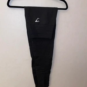 Gymshark  - Tights från gymshark, endast använd en gång men tyvärr sitter den för stort, så nästintill nyskick! storlek L 