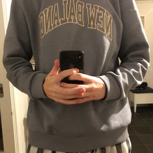 New balance sweatshirt  - Säljer min new balance sweatshirt för den är lite liten för mig, jag har använt den 2-3 gånger och är i väldigt gott skick! Är 195 cm och storleken är i regular fit large. Nypris 609 kronor! Passar både tjejer och killar!