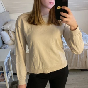 Nakd tröja - Säljer denna tröja från nakd i den perfekta beige färgen. Väldigt bra kvalitet och nypris 250kr. Storleken är M passar även så S 