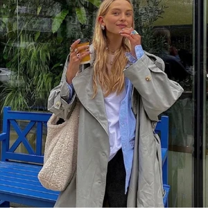 M - Grön beige trenchcoat, första bilden är en ungefär samma dom den jag säljer. Jag är 170cm så den är lite ocersized på. 