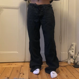 Byxor  - Mörkblå tygbyxor i bomull/linne material. För stora för mig som är 160cm! Justerbar midja med snören och fina fickor💖inga defekter 