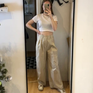 Beige byxor  - Helt oanvända beigea byxor från Gina Tricot i storlek 34. Säljer eftersom dom var lite för stora för mig. Säljer dom för 80kr+frakt. Hör av dig om du är intresserad!!🤩
