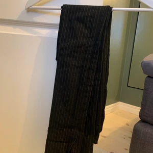 Trendiga randiga byxor nakd - Säljer dessa trendiga byxor från nakd då de är för långa på mig. Storlek 34. Hör av er vid frågor. Ansvarar ej för postens slarv❤️🤩