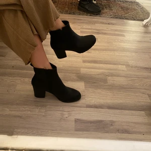 Fina Boots - Svarta fina boots i stl 39, som nya. 