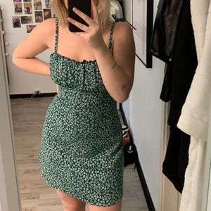 Blommig klänning - Söt klänning från h&m! frakten är spårbar och ingår inte i priset☺️ Använd 1 gång bara
