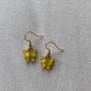 Fjärilsörhängen - Säljer dessa helt oänvända nickelfria örhängena. Supersöta och passar perfekt till sommaren! Mitt pris 29:- Ink frakt!