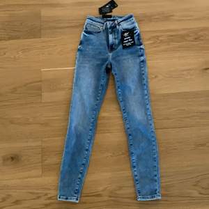 Oanvända jeans från bik bok, stl xs. Modellen är Peachy super flex curved high waist tight leg.                                          Nypris:599 kr  Mitt pris:350 kr.  Kunden står för  frakten📦 