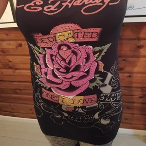 Ed Hardy dress - XL men passar allt ifrån S-XL för det är ett väldigt stretchigt material,mjukt! Djur och rökfritt hem, samfraktar gärna så kika in mina övriga annonser 🤎 