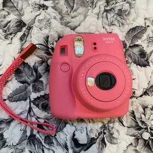 Rosa Polaroid kamera - Helt fungerande Polaroid kamera som säljs då jag fått en ny. 