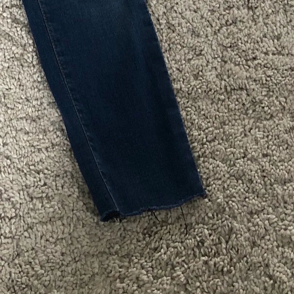 Mörkblåa jeans med slitningar nedtill, väldigt bra skick🤩 köparen står för frakt . Jeans & Byxor.