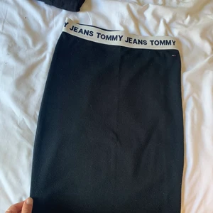 Jättefin Tommy hilfiger kjol inte använd! Original pris ligger på 1000 kr men säljer den för 500kr och priset kan diskuteras💓 - Jättefin Tommy hilfiger kjol inte använd bara köpt i fel storlek💓