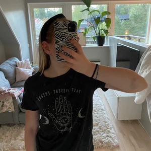 T shirt med tryck - Säljer denna t shirt från Gina som jag aldrig använt. 60kr+ frakt.💕💕