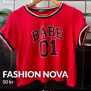 ” babe ” t shirt  - Säljer denna snygga T-Shirten från Fashion Nova i storlek S! Så snygg att knyta (se bild 2)  Jag brukar ha M i kläder, passar därför även en M. Sparsamt använd, bra skick! Kontanta mig vid frågor💕 