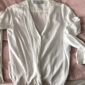 Mjuk skjorta  - Storlek s. Kan även passa en xs beroende på hur man vill att den ska sitta. Mjuk härlig vit skjorta som aldrig har kommit till användning. Snygga slits på båda sidorna. 