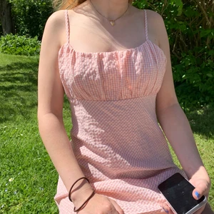 Rutig sommarklänning - Superfin rutig klänning perfekt till sommaren💖 köpt på urban outfitters för några år sedan o endast använd några gånger. Köparen står för frakt🌸