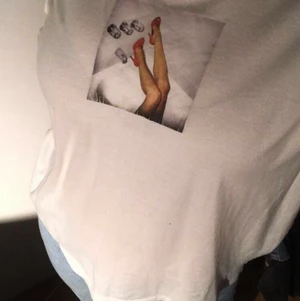 Fin t-shirt från carlings.  - Den är lite oversize och har fin passform. Passar jättefint med momjeans. 