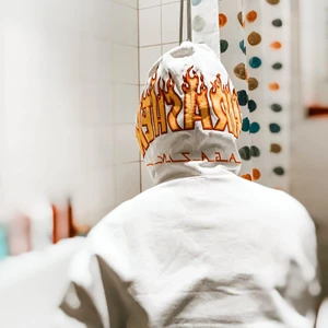 Hoodie - Thrasher och vans hoodie, ÄKTA. Köpt för 60 USD. Supersnygg. Buda från 180kr.🥰🤩 Frakt kommer också att tillkomma! Betalning sker ENDAST med SWISH! TRYCK INTE KÖP NU!