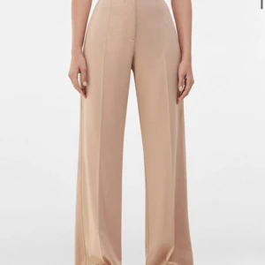 Vida byxor - Köpta från bershka för 299kr. Fina byxor med bra kvalite, använd ett fåtal gånger💕 köparen står för frakt💕