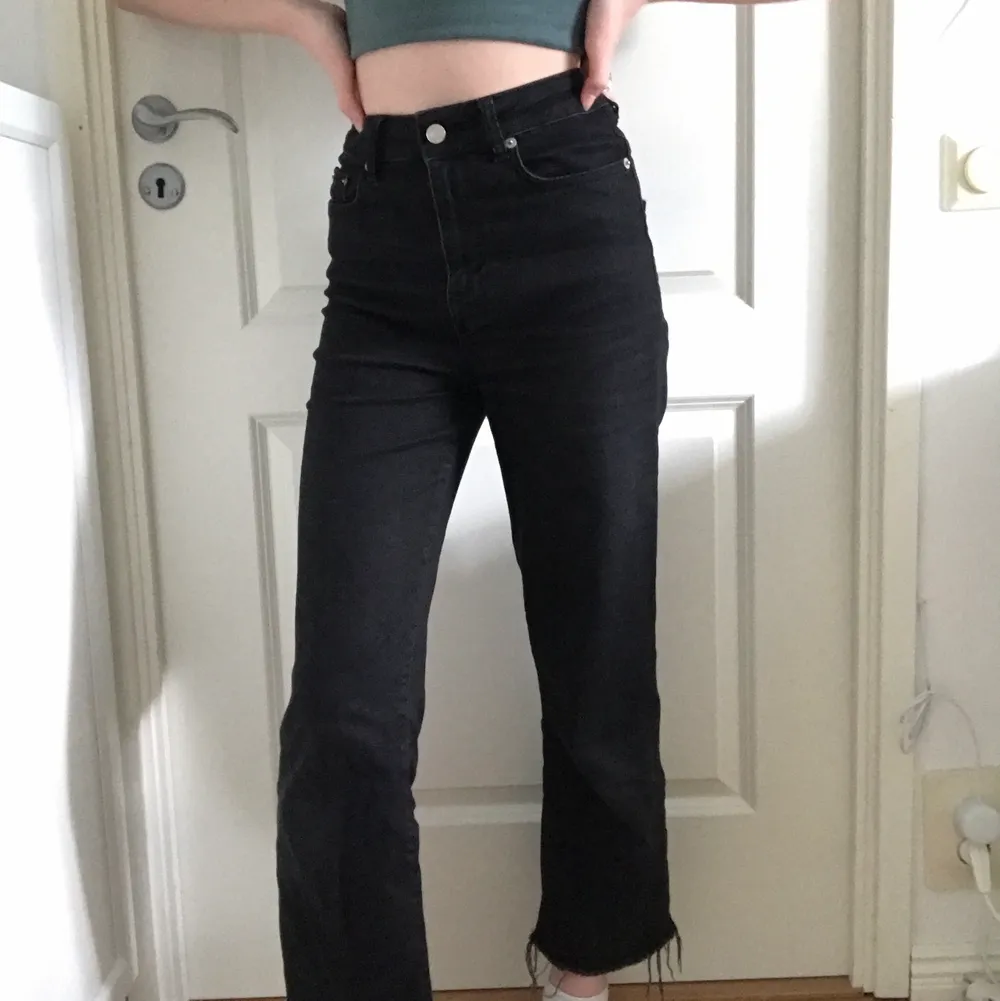 Svarta jeans från Lager157 i modellen Lane. Fransiga i slutet av byxan och lite korta i modellen. Annars i bra skick💕. Jeans & Byxor.