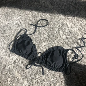 Shein bikini  - Super fin shein bikini överdel, tyvärr satt den inte som förväntat och jag tycker det blir för jobbigt att skicka tillbaka. Stolek M och jag har bara testat men aldrig använt. Jag kan tänka mig att komma överens med ett pris men priset från början är 70kr. Den är ganska liten i storleken men passar en B/C 