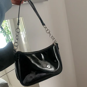 Väska  - En jätte fin väska jag använt en hel del men inte riktigt min stil längre, jätte fin och passar till det mesta. Priset kan diskuteras. Helt vanlig passform får plats med mycket i🤛🏽😍