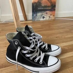 Converse  - höga Converse Allstars i mycket fint skick. använda endast ett par gånger storlek 37.5