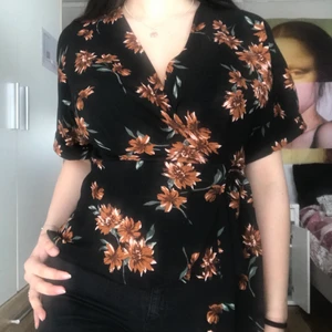 GinaTricot tröja - S/M, knappast använd. Kan fraktas (kunden är ansvarig för fraktpriset) kan ha på sig alla årstider.