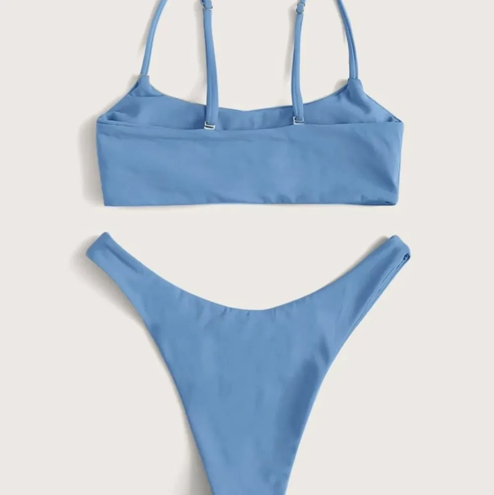 Intressekoll på min bikini i den finaste blå färgen som passar SÅ bra till sommarn💙 Skriv för fler bilder/frågor🥰. Övrigt.