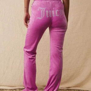 juicy couture track pants - säljer dessa urgulliga juicy couture flared track pants som är slutsålda överallt såvitt jag vet. byxorna är i väldigt bra skick, bara några rhinestones som saknas, köpta för runt 900