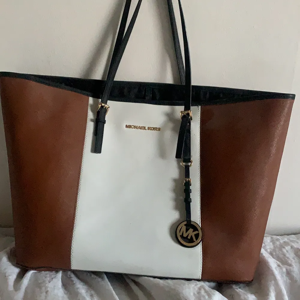 Äkta Michael kors väska, nypris 2800kr, köpes för 600kr exklusive  frakt. Har kvar kartong men inte kvitto kan garantera att den är äkta! . Väskor.