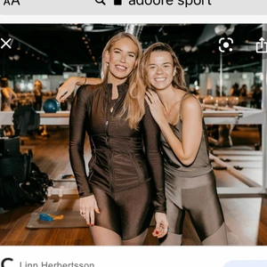 Träningsjacka från adoore sport  - Brun supersnygg träningsjacka från adoore sport, är storlek M men sitter bra på mig som vanligen är en xs/s, bra stretch! 🏃🏽‍♀️ Köparen står för frakt 