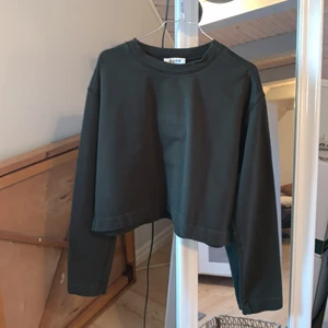 Acne tröja, tjockt material, mörkgrön S/M - I mycket bra skick, knappt använd. 