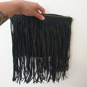 Clutch kuvertväska - Svart clutch/kuvertväska med fransar. Kan skickas annars finns i Malmö 💌