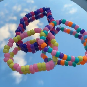 Pärlor - Säjer pärlarmband och pärlhalsband!😍 så söta och parfekta till sommaren, du kan köpa 2 armband och då är frakten gratis anars 12kr frakt💕💕 halsbandet kostar 20kr🌻följ även min Instagram där säljer vi mera armband,ringar och halsband🤍insta: jewelry_by_m.k