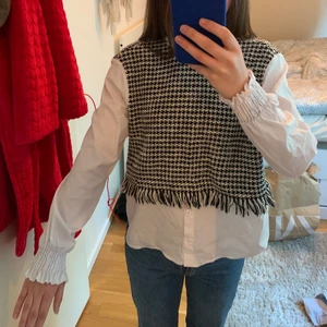 Skjorta med fastsydd väst - Från zara, bra skick, inga fläckar, inget trasigt förutom knappen längst ner på tröjan som fallit av