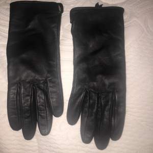Skinn/läder handskar som är aldrig använda och är i mycket bra skick 