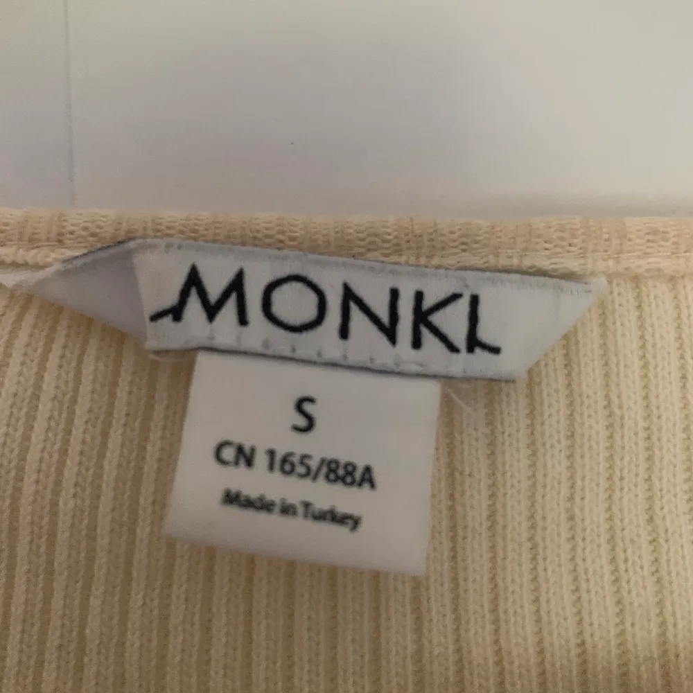En knappt använd gul tröja från Monki. I bra skick!. Tröjor & Koftor.