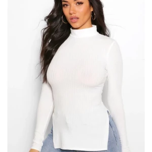 Tröja med slits boohoo - Fin tröja från Boohoo i storlek XS/S, beige färg.  Aldrig använd