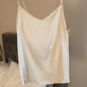 Ljusrosa satinlinne - Jättegulligt ljusrosa satinlinne från Topshop! Linnet är helt oanvänt med lapp kvar💕 Linnet är i strl 38 men passar mindre också!