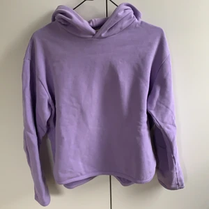 Lila hoodie  - Lila hoodie från Weekday i storlek XS. Super skön och lite croppad, som ny! 