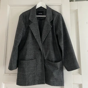 Blazer  - Grå rutig blazer från monki, bra skick. 