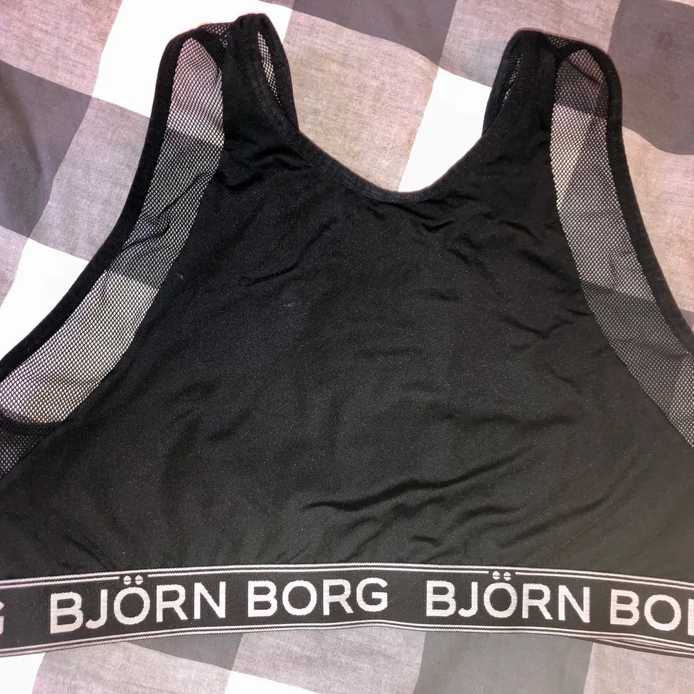 Sport-BH från Björn Borg i storlek L. Använd några få gånger, väldigt fint skick. Säljer av massa kläder nu pga flytt, så passa på medan chansen finns och kolla gärna in mina andra annonser med! 🌸. Toppar.