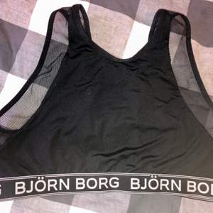 Sport-BH från Björn Borg i storlek L. Använd några få gånger, väldigt fint skick. Säljer av massa kläder nu pga flytt, så passa på medan chansen finns och kolla gärna in mina andra annonser med! 🌸