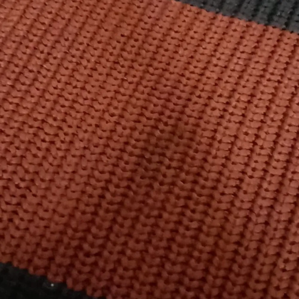 Brun/röd och svart randig tröja. Jättemysig och bra skick, den har en liten fläck runt magen (se bilder) men annars inga skador. BETALNINGSMETOD: SWISH. PÄLSDJUR I HEMMET!. Hoodies.