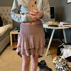 sommar kjol - säljer denna sommar kjolen, vet inte märke då jag köpte den på plick av en annan tjej för nån vecka sen. den är super fin men köpte två andra kjolar så tror inte jag får användning av den.