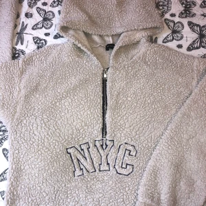 NYC Teddyhoodie stl S/M - New York City teddyhoodie i beige. Ganska tunn, så väldigt skön att ha på sig. Säljer av massa kläder nu pga flytt, så passa på medan chansen finns och kolla gärna in mina andra annonser med! 🌸