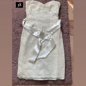 Klänning  - Vit klänning super snygg kan användas till fest eller stunden klänning 