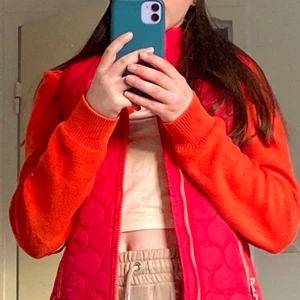 En jättesnygg väst 🤩 - En väst från märket Jackson. Aldrig använt förutom att jag har provat den. Storlek 150 men passar mig som har storlek XS/S. NYSKICK!! Västen är snygg och bekväm men den är inte min stil så jag säljer den. Nypris: 264kr 💜💜