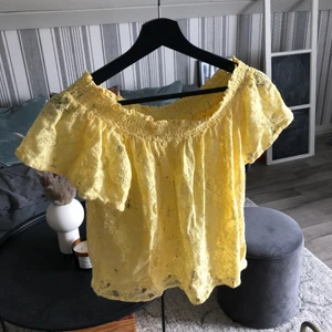 Topp - Somrig off-shoulder topp, knappt använd så är i ny skick! Storlek M! 29kr + 30kr frakt🤎
